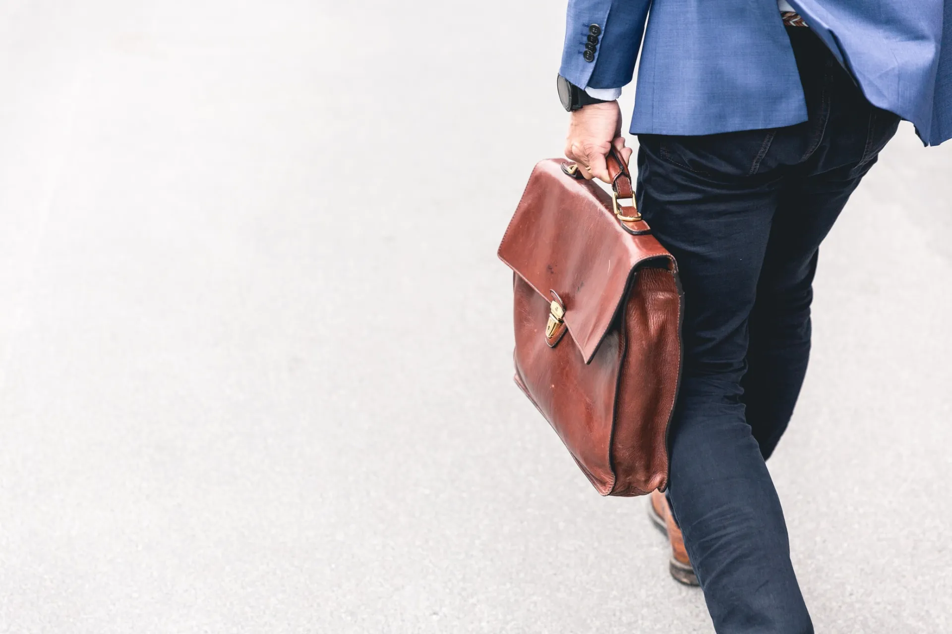 Conciliateur avec une valise